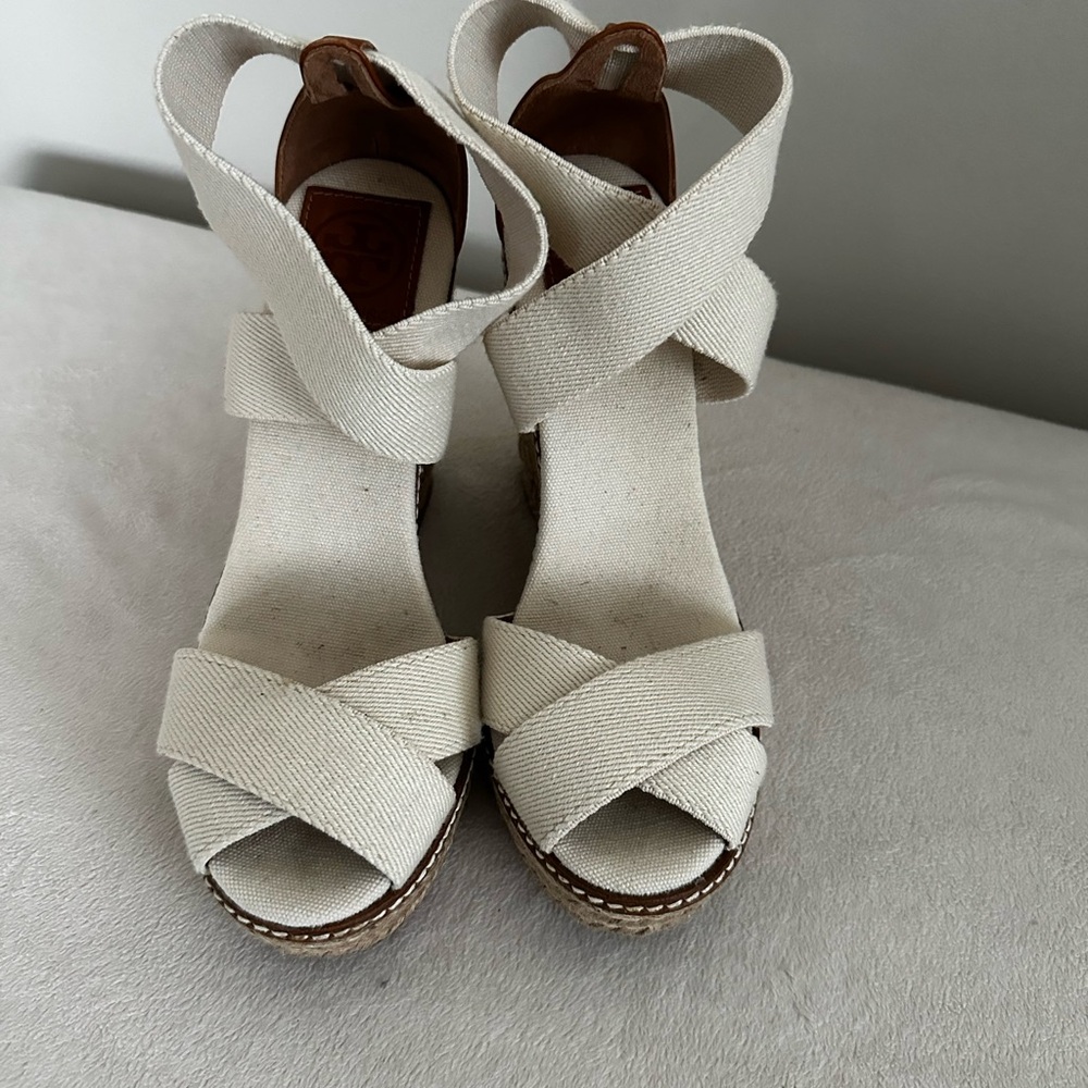 TORY BURCH size 6Elegant Cream Women's WEDGE.
